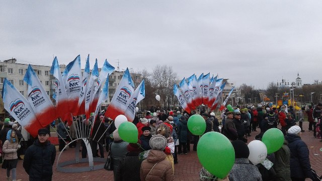 На открытии городского парка вывесили символику "Единой России"