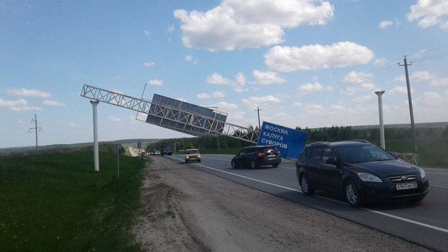 На автодорогу Калуга-Козельск рухнула металлическая конструкция с указателями